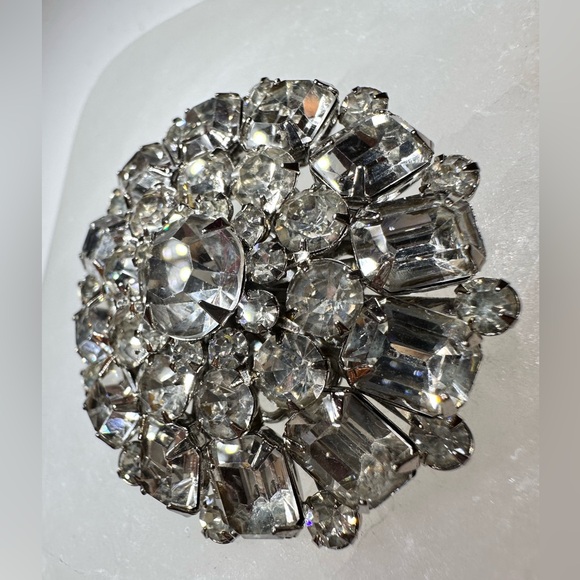 VINTAGE Brooch/Pin by Judy Lee
Sparkling rhinestones in Silvertone setting ￼ - Picture 3 of 10